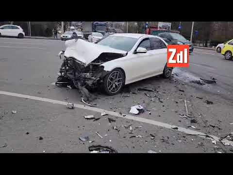 More information about "Video: Un Lexus și un Mercedes s-au făcut praf în Podul de Piatră"
